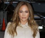 Jennifer Lopez dans un manteau Alberta Ferretti et des chaussures Jimmy Choo à l'entrée du Ed Sulliva Theater. New York, le 30 janvier 2012. 