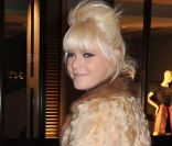 Micky Green à Paris pour l'ouverture de la boutique Emporio Armani, impressionnait grâce à un manteau en fourrure et des bottines léopard. Le 2 février 2012. 