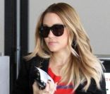 Lauren Conrad à l\'aéroport de Los Angeles, s\'envole avec style, habillée d\'un sweat rayé Enza Costa sur un total look noir. Le 2 février 2012.<br />