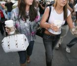  Britney Spears et sa soeur Jamie Lynn lors d'une ballade à Beverly Hills, le 7 octobre 2007. 