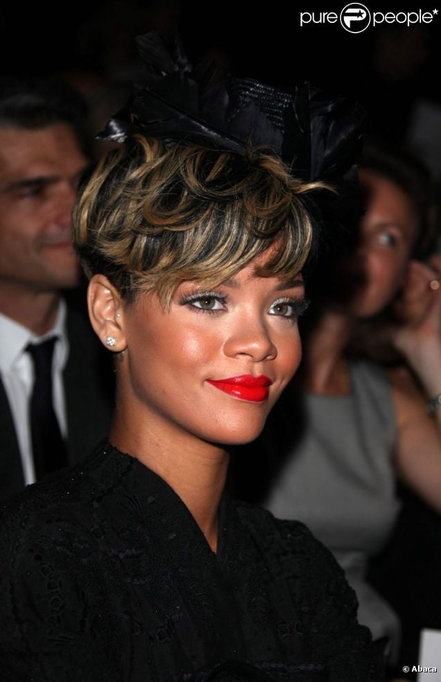 Les cheveux cours et mchs Rihanna reste sublime  Photos 
