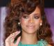Rihanna, glamour à souhait avec une chevelure wavy éclairée par des mèches 