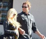 Jessica Simpson et Eric Johnson se rendent dans une station service à Santa Barbara, le samedi 28 janvier 2012.