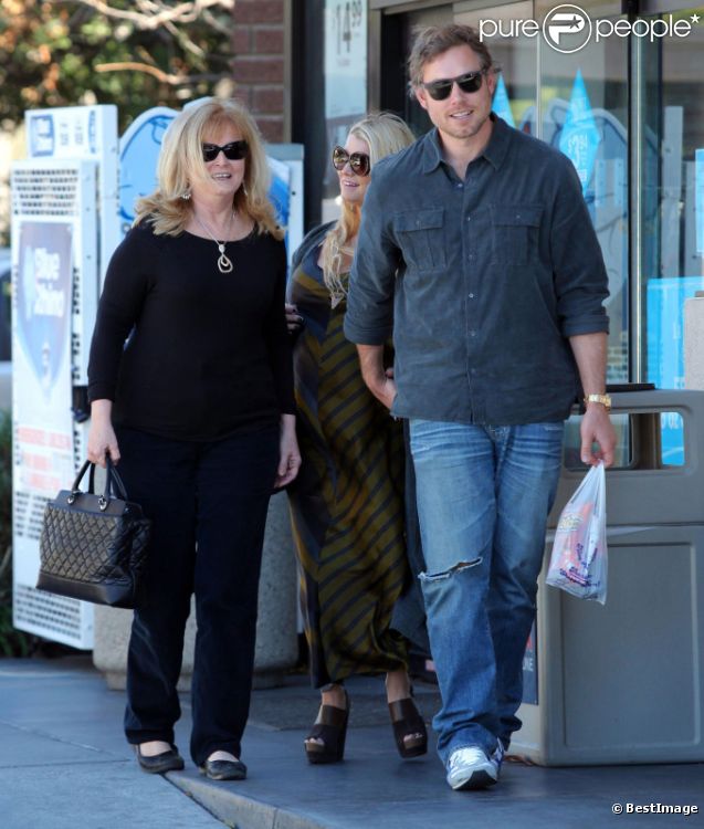 Jessica Simpson, Eric Johnson et la maman de ce dernier se rendent dans une station service à Santa Barbara, le samedi 28 janvier 2012.