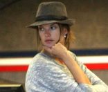 Alessandra Ambrosio veille à l\'aéroport de Los Angeles, le 3 février 2012.