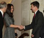  Le ministre de la Culture Jeremy Hunt n'a pas manqué les débuts de Kate. 
 Catherine, duchesse de Cambridge, effectuait le 8 février 2012 sa toute première mission officielle en solo, visitant la National Portrait Gallery de Londres à l'occasion de la nouvelle exposition des oeuvres de Lucian Freud, décédé en juillet 2011. 