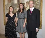  Avec la conservatrice Sarah Howgate et le directeur Sandy Nairne. 
 Catherine, duchesse de Cambridge, effectuait le 8 février 2012 sa toute première mission officielle en solo, visitant la National Portrait Gallery de Londres à l'occasion de la nouvelle exposition des oeuvres de Lucian Freud, décédé en juillet 2011. 