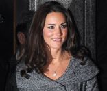 Superbe dans un manteau de chez Jesire, Catherine, duchesse de Cambridge, effectuait le 8 février 2012 sa toute première mission officielle en solo, visitant la National Portrait Gallery de Londres à l'occasion de la nouvelle exposition des oeuvres de Lucian Freud, décédé en juillet 2011.