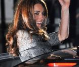 Catherine, duchesse de Cambridge, a déchaîné les flashs à son arrivée à la National Portrait Gallery de Londres, le 8 février 2012, pour sa première mission officielle en solo.
