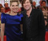 Amandine Bourgeois et Thomas Dutronc, sur le plateau de Vivement dimanche, le mercredi 8 février 2012. Emission diffusée le dimanche 12 février 2012.