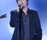Thomas Dutronc interprète l'un de ses titres, sur le plateau de Vivement dimanche, le mercredi 8 février 2012. Emission diffusée le dimanche 12 février 2012.