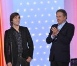 Thomas Dutronc et Michel Drucker, sur le plateau de Vivement dimanche, le mercredi 8 février 2012. Emission diffusée le dimanche 12 février 2012.