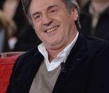 Daniel Auteuil, sur le plateau de Vivement dimanche, le mercredi 8 février 2012. Emission diffusée le dimanche 12 février 2012.