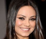 Mila Kunis, révélation cinéma de l'année 2011, a fait craquer tout le monde grâce à sa beauté marquée par ses cheveux bruns, ses yeux verts et un sourire à faire fondre. 