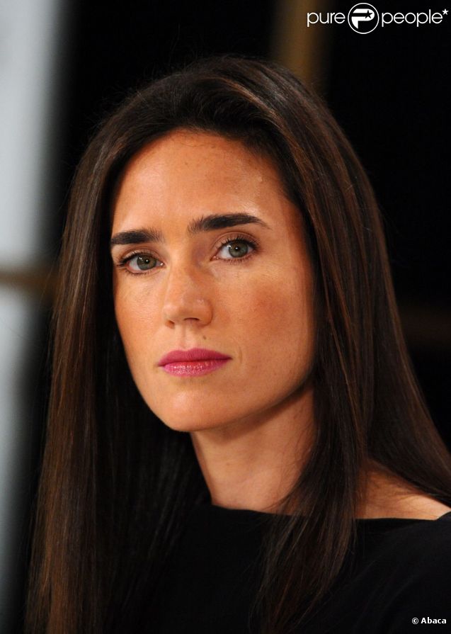 Jennifer Connelly est discrète mais ses cheveux bruns et ses yeux verts forment un duo imparable. 
