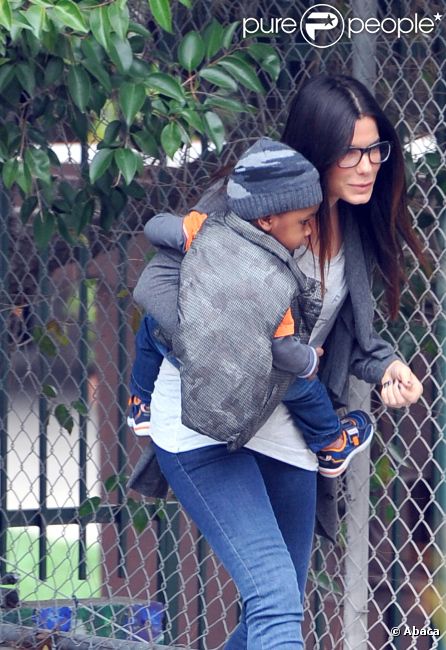 Sandra Bullock accompagne son petit Louis Bardo à l'école, à Los Angeles, le mercredi 8 février 2012.