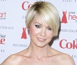 Jenna Elfman, sublime avec sa coupe de cheveux courte et une robe Alberta Ferretti, lors son arrivée au Hammerstein Ballroom à New York, le 8 février 2012.