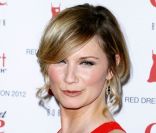 Jennifer Nettles, chanteuse de Sugarland, prend son pied en jouant les mannequins à New York, le 8 février 2012.