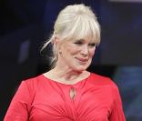 Linda Evans, épatante en mannequin lors du défilé Red Dress Fashion Show à New York, le 8 février 2012.