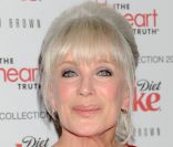 Linda Evans se muait en mannequin le temps d'une soirée et pour la bonne cause à New York, le 8 février 2012.