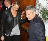 George Clooney et Stacey Keibler après un dîner en amoureux à Los Angeles, le 8 février 2012