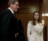 Angelina Jolie à Berlin le 10 février 2012 dans son rôle d\'ambassadrice de bonne volonté au Haut Commissariat pour les réfugiés de l\'ONU.<br />