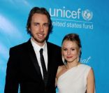Kristen Bell avec son fiancé Dax Shepard posent en décembre 2011 à Los Angeles lors d'une soirée pour l'UNICEF