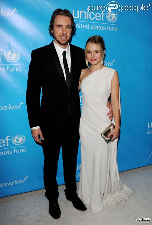 Kristen Bell avec son fiancé Dax Shepard posent en décembre 2011 à Los Angeles lors d'une soirée pour l'UNICEF