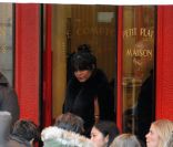 Vanessa Hudgens se rend au restaurant Le Relai St-Germain pour déjeuner, à Paris, le samedi 11 février 2012.