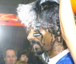 Snoop Dogg reçoit un seau d\'eau lors d\'une interview télévisée, le dimanche 5 février à Indianapolis, lors de la soirée organisée en préambule au Super Bowl.