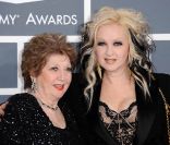Cyndi Lauper et sa mère Catrine Dominique sur le tapis rouge de la cérémonie des 54e Grammy Awards au Staples Center de Los Angeles le 12 février 2012. Les stars étaient nombreuses à être venues accompagnées pour la grand-messe des récompenses musicales américaines.
