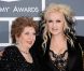Cyndi Lauper et sa mère Catrine Dominique sur le tapis rouge de la cérémonie des 54e Grammy Awards au Staples Center de Los Angeles le 12 février 2012. Les stars étaient nombreuses à être venues accompagnées pour la grand-messe des récompenses musicales américaines.