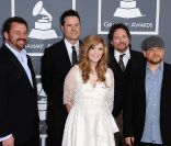 Alison Krauss escortée par Union Station sur le tapis rouge de la cérémonie des 54e Grammy Awards au Staples Center de Los Angeles le 12 février 2012. Les stars étaient nombreuses à être venues accompagnées pour la grand-messe des récompenses musicales américaines.