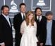 Alison Krauss escortée par Union Station sur le tapis rouge de la cérémonie des 54e Grammy Awards au Staples Center de Los Angeles le 12 février 2012. Les stars étaient nombreuses à être venues accompagnées pour la grand-messe des récompenses musicales américaines.