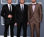 Les frères Followill (Kings of Leon) sans leurs moitiés sur le tapis rouge de la cérémonie des 54e Grammy Awards au Staples Center de Los Angeles le 12 février 2012. Les stars étaient nombreuses à être venues accompagnées pour la grand-messe des récompenses musicales américaines.