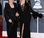 Cyndi Lauper et sa mère sur le tapis rouge de la cérémonie des 54e Grammy Awards au Staples Center de Los Angeles le 12 février 2012. Les stars étaient nombreuses à être venues accompagnées pour la grand-messe des récompenses musicales américaines.