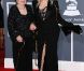 Cyndi Lauper et sa mère sur le tapis rouge de la cérémonie des 54e Grammy Awards au Staples Center de Los Angeles le 12 février 2012. Les stars étaient nombreuses à être venues accompagnées pour la grand-messe des récompenses musicales américaines.