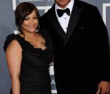 LL Cool J et sa femme Simone Johnson sur le tapis rouge de la cérémonie des 54e Grammy Awards au Staples Center de Los Angeles le 12 février 2012. Les stars étaient nombreuses à être venues accompagnées pour la grand-messe des récompenses musicales américaines.