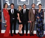 Les Kings Of Leon avec leurs compagne (Jared, Nathan, Caleb Followill avec Martha Patterson, Jessie Baylin, Lily Aldridge) sur le tapis rouge de la cérémonie des 54e Grammy Awards au Staples Center de Los Angeles le 12 février 2012. Les stars étaient nombreuses à être venues accompagnées pour la grand-messe des récompenses musicales américaines.
