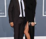 John Legend et sa fiancée Chrissy Teigen sur le tapis rouge de la cérémonie des 54e Grammy Awards au Staples Center de Los Angeles le 12 février 2012. Les stars étaient nombreuses à être venues accompagnées pour la grand-messe des récompenses musicales américaines.