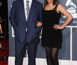 James McCartney et sa compagne sur le tapis rouge de la cérémonie des 54e Grammy Awards au Staples Center de Los Angeles le 12 février 2012. Les stars étaient nombreuses à être venues accompagnées pour la grand-messe des récompenses musicales américaines.