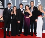 Les trois membres de Lady Antebellum et leurs moitiés sur le tapis rouge de la cérémonie des 54e Grammy Awards au Staples Center de Los Angeles le 12 février 2012. Les stars étaient nombreuses à être venues accompagnées pour la grand-messe des récompenses musicales américaines.
