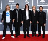 Les Foo Fighters sur le tapis rouge de la cérémonie des 54e Grammy Awards au Staples Center de Los Angeles le 12 février 2012. Les stars étaient nombreuses à être venues accompagnées pour la grand-messe des récompenses musicales américaines.