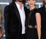 Dave Grohl et sa femme Jordyn sur le tapis rouge de la cérémonie des 54e Grammy Awards au Staples Center de Los Angeles le 12 février 2012. Les stars étaient nombreuses à être venues accompagnées pour la grand-messe des récompenses musicales américaines.