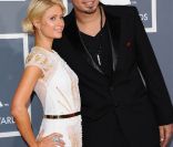 Paris Hilton avec Afrojack sur le tapis rouge de la cérémonie des 54e Grammy Awards au Staples Center de Los Angeles le 12 février 2012. Les stars étaient nombreuses à être venues accompagnées pour la grand-messe des récompenses musicales américaines.