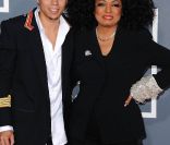 Diana Ross et son fils Evan, 23 ans, sur le tapis rouge de la cérémonie des 54e Grammy Awards au Staples Center de Los Angeles le 12 février 2012. Les stars étaient nombreuses à être venues accompagnées pour la grand-messe des récompenses musicales a