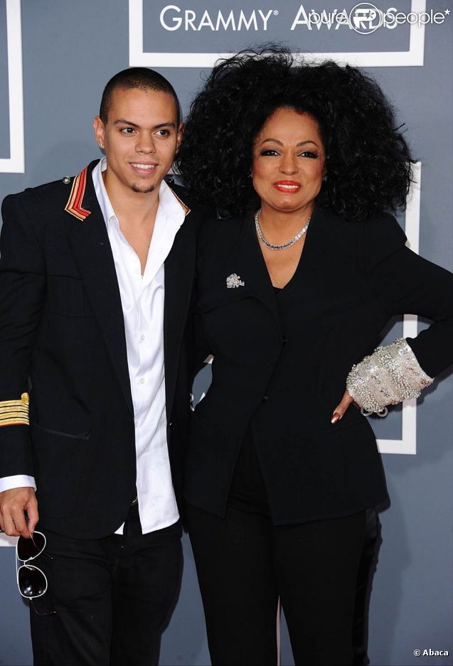Diana Ross et son fils Evan, 23 ans, sur le tapis rouge de la cérémonie des 54e Grammy Awards au Staples Center de Los Angeles le 12 février 2012. Les stars étaient nombreuses à être venues accompagnées pour la grand-messe des récompenses musicales américaines.