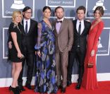 Les Kings Of Leon avec leurs compagne (Nathan, Caleb, et Jared Followill avec Jessie Baylin, Lily Aldridge et Martha Patterson) sur le tapis rouge de la cérémonie des 54e Grammy Awards au Staples Center de Los Angeles le 12 février 2012. Les stars étaient nombreuses à être venues accompagnées pour la grand-messe des récompenses musicales américaines.