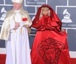 sur le tapis rouge de la cérémonie des 54e Grammy Awards au Staples Center de Los Angeles le 12 février 2012. Les stars étaient nombreuses à être venues accompagnées pour la grand-messe des récompenses musicales américaines.