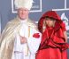 Nicki Minaj et son pape sur le tapis rouge de la cérémonie des 54e Grammy Awards au Staples Center de Los Angeles le 12 février 2012. Les stars étaient nombreuses à être venues accompagnées pour la grand-messe des récompenses musicales américaines.
